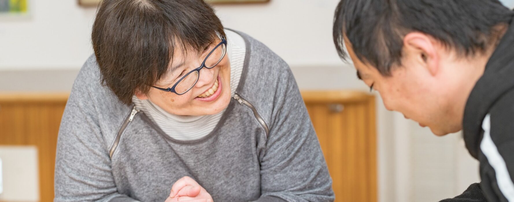 笑顔で会話している様子