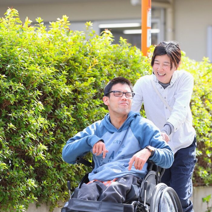 車椅子を押ながら散歩する様子