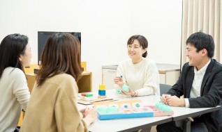 4人で話し合っている様子